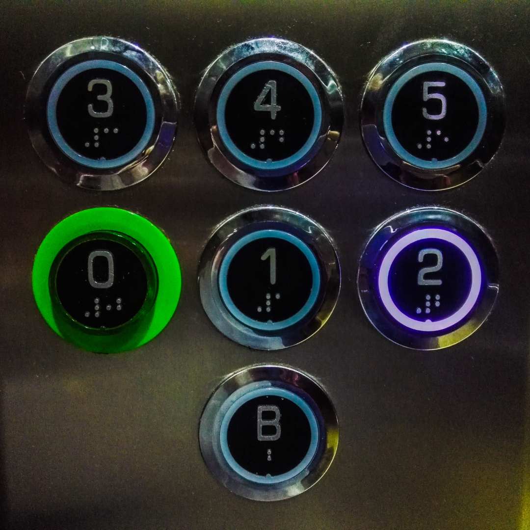 Botones con Braille de un ascensor