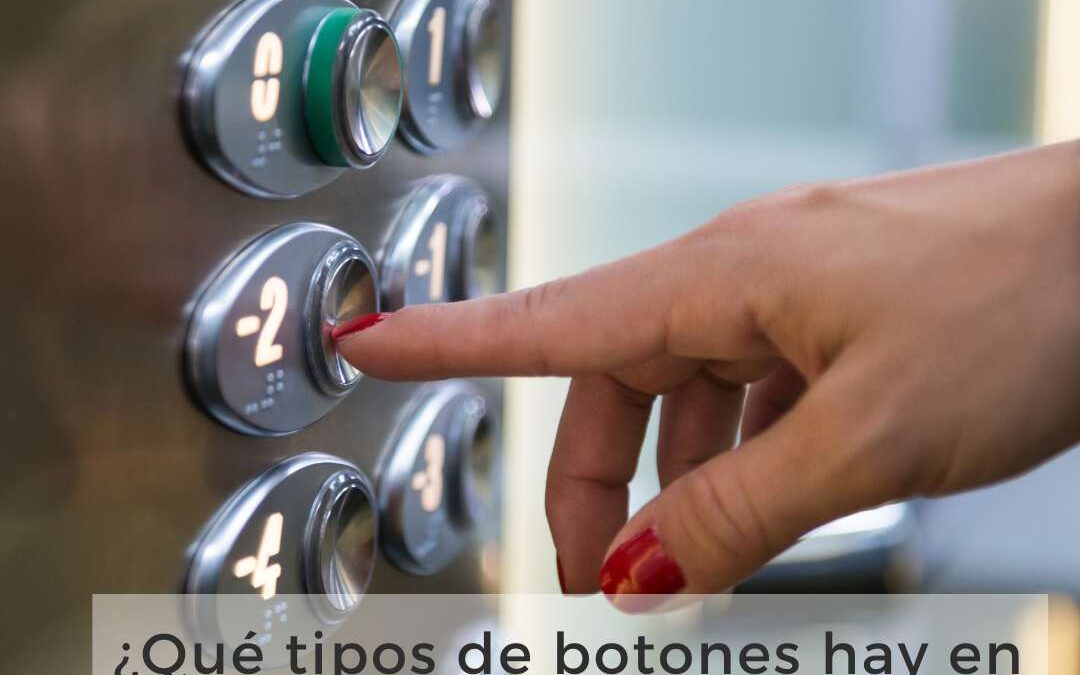 Persona tocando un botón de un ascensor