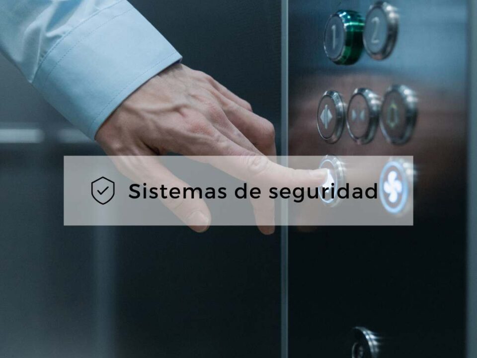 Persona tocando un botón de un ascensor