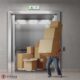 Persona haciendo una mudanza transportando las cosas en el ascensor