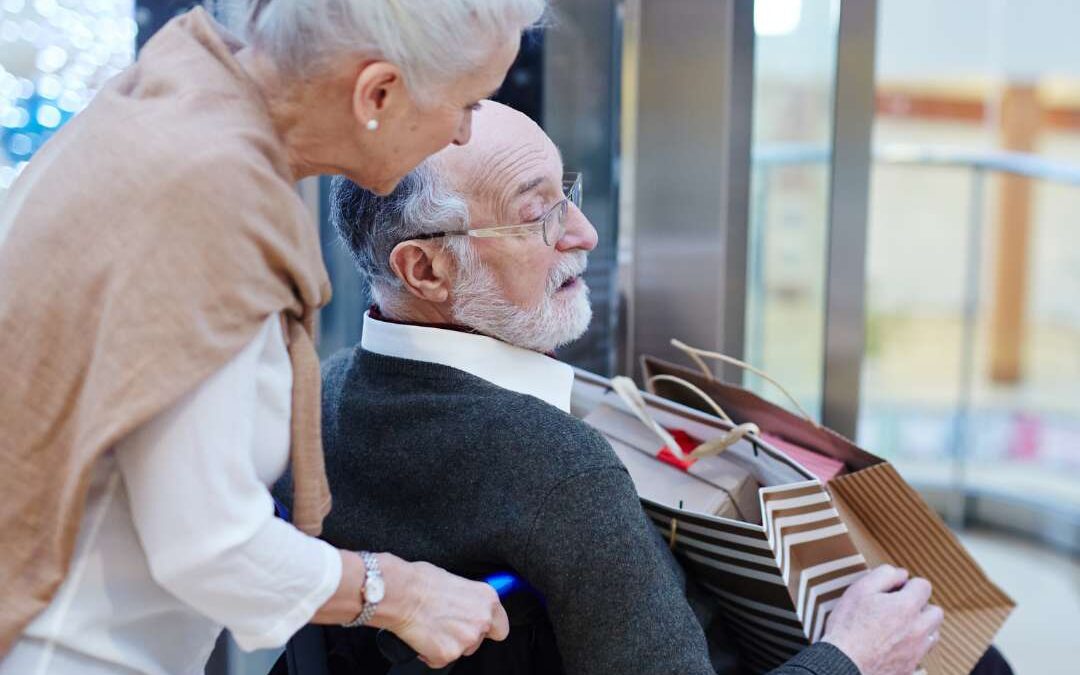 Personas mayores entrando a un ascensor