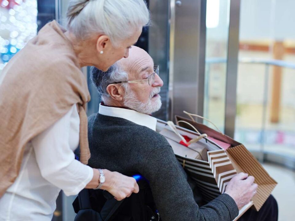 Personas mayores entrando a un ascensor