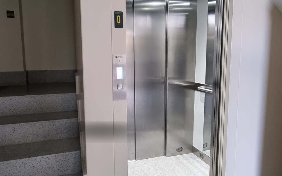 Ascensor abierto en un edificio