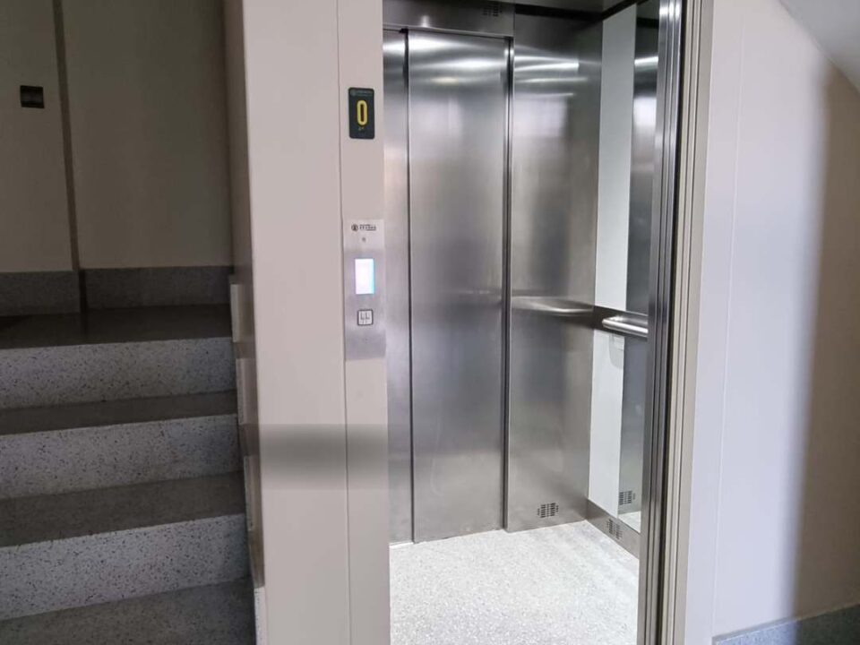 Ascensor abierto en un edificio