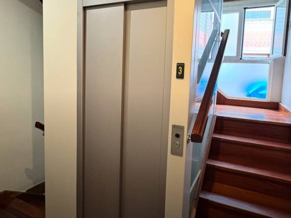 Ascensor modernizado en edificio