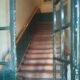 Portal con escaleras