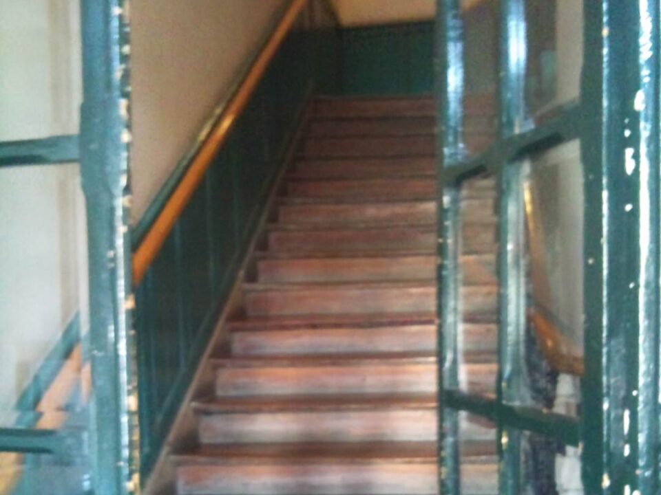 Portal con escaleras